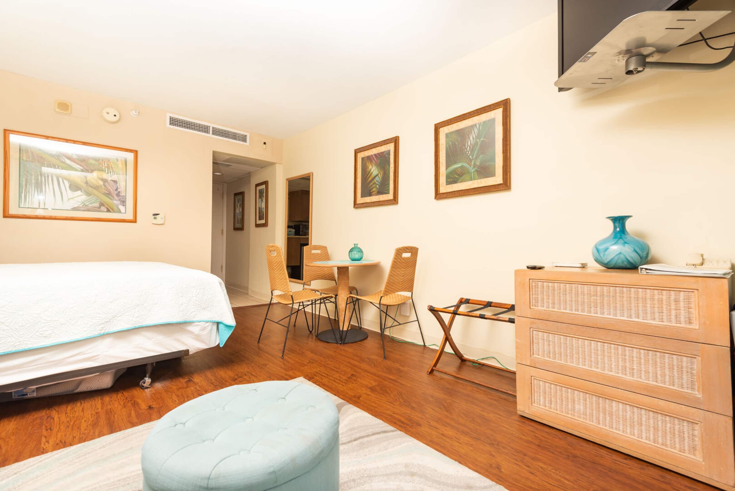 Condo in Honolulu · ★4.72 · 1 bedroom · 2 beds · 1 bath - Image 5