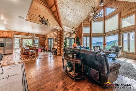 Heaven's Peak-Closer to Heaven- w/ Hot Tub & A/C!