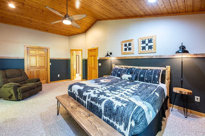 לאחרונה שופצה בקומה העליונה חדר שינה ראשי קינג וסוויטה!