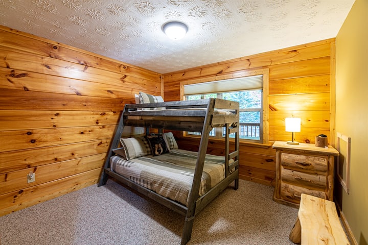 חדר קומותיים בקומה הראשית! טווין מעל דרגש מלא! מושלם לילדים!