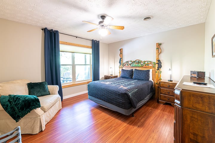 הקומה הנמוכה ביותר, חדר שינה רביעי. מיטת קווין סייז יפה עם נגרות מותאמת אישית.