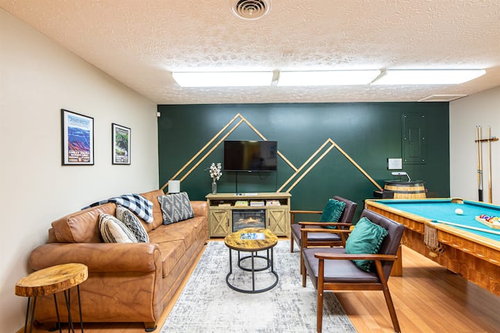 חדר משחקים נהדר, שולחן ביליארד צפחה, שולחן משחקי וידאו בסגנון ארקייד ואזור טלוויזיה!