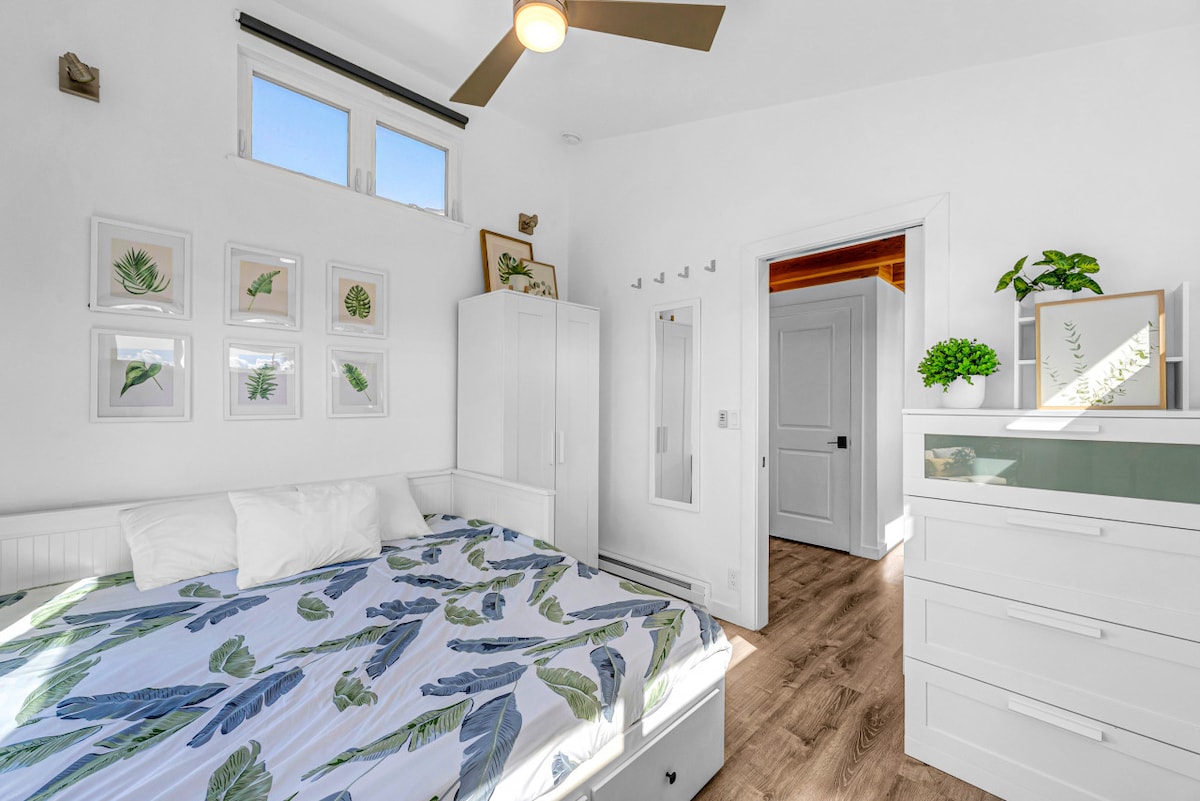 Dormitorio en la planta baja con puerta de bolsillo y cama en forma king.