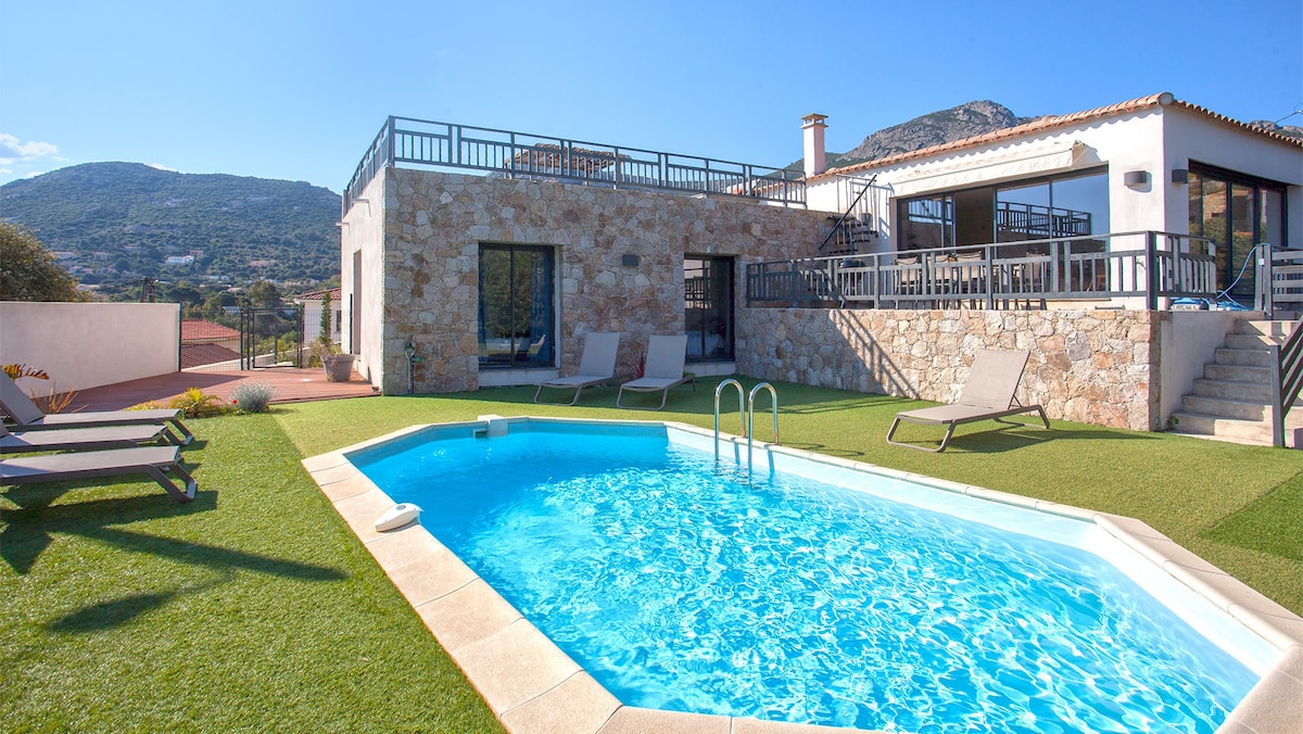 Villa with heated pool and sea view nearby