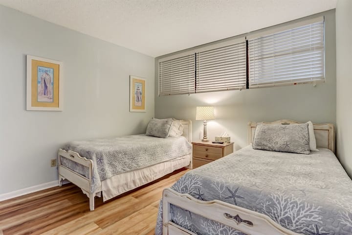 Habitación de invitados con dos camas individuales