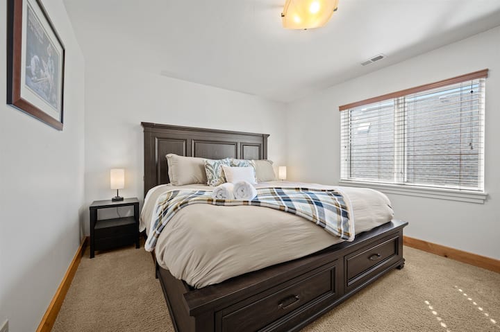 Kitanda cha kifahari na cha starehe.  Mablanketi ya ziada yanapatikana ikiwa yanahitajika.