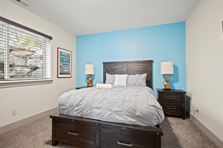 Chumba hiki cha kulala cha malkia kiko kwenye ghorofa ya chini karibu na chumba cha michezo.