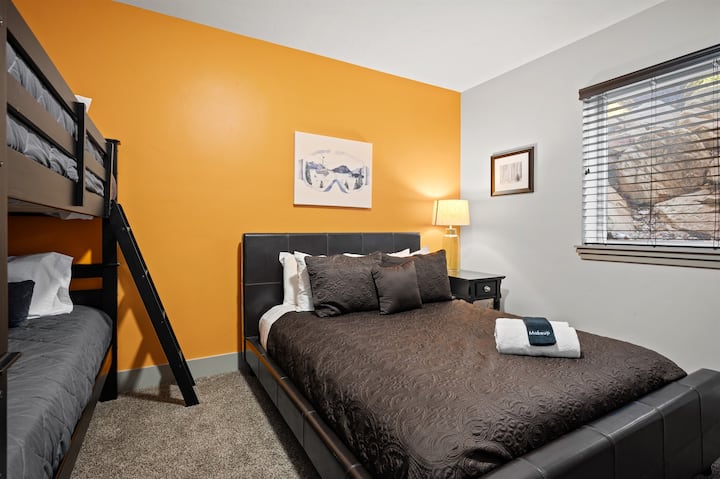 Furahia uhifadhi mwingi katika chumba cha kulala cha sita, kilicho karibu na eneo la chumba cha michezo.