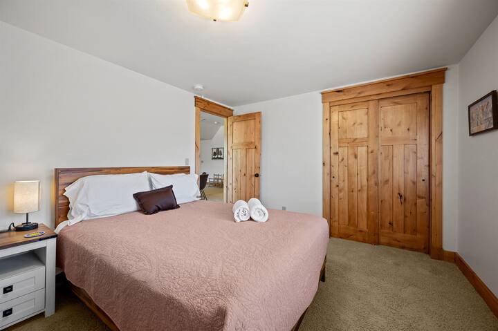 Chumba cha nne cha kulala kiko karibu na eneo la pili la sebule.