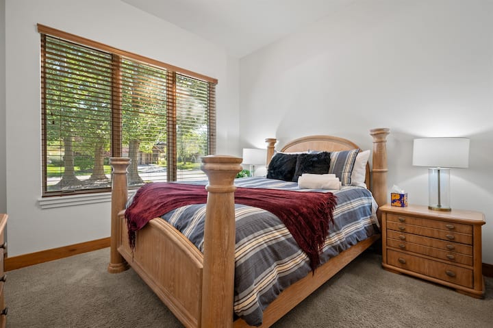 Chumba cha pili cha kulala kina kitanda aina ya queen, mashuka ya kifahari na mito ya plush.