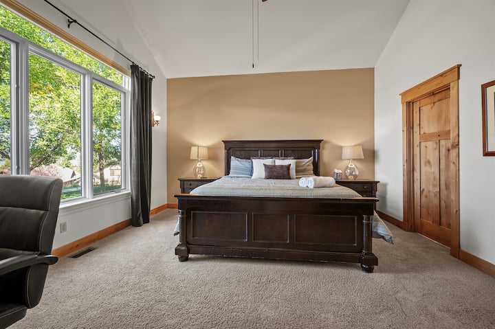 Chumba cha kulala cha msingi kina kitanda cha kifalme, mashuka ya kifahari na mito ya plush.