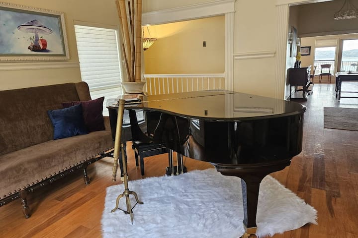 Pool, Pickleball, Piano and Panoramic Lake Views gallery image 4