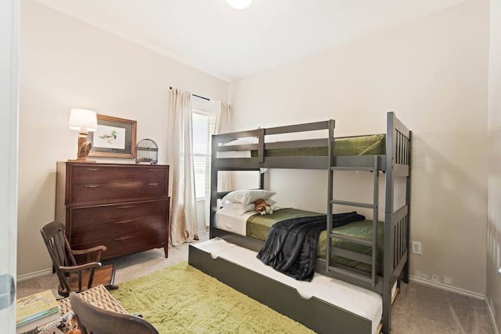 我们的儿童房设有一张双层床，可选带脚轮，让您的孩子真正放松身心，拥有自己的空间。