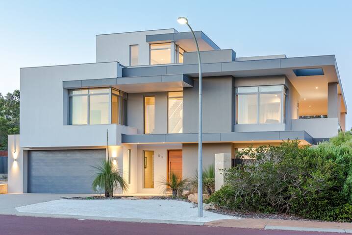 La Vacanza—Luxe Spacious Home with Ocean Views gallery image 2