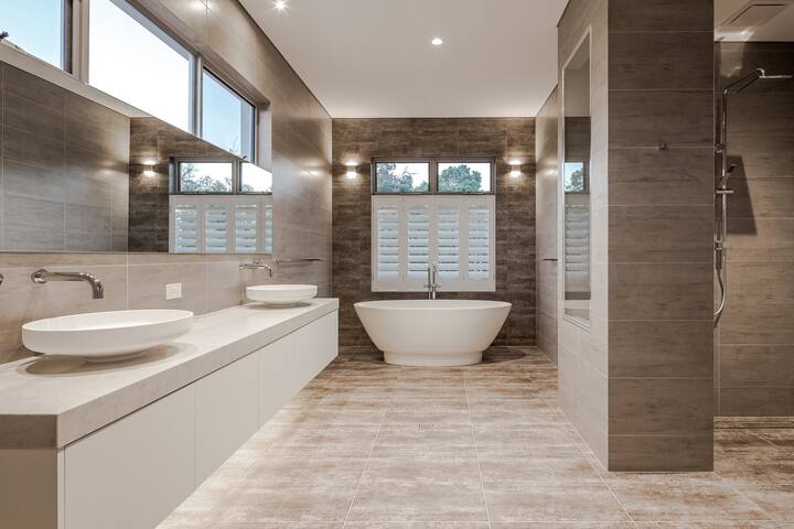 La Vacanza—Luxe Spacious Home with Ocean Views gallery image 5