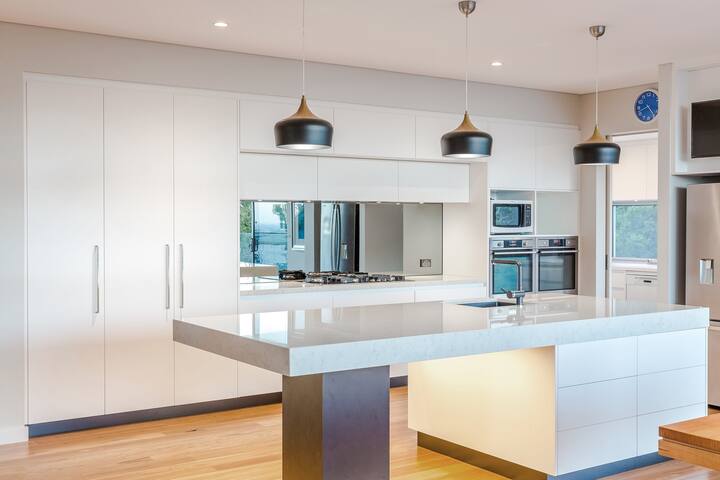 La Vacanza—Luxe Spacious Home with Ocean Views gallery image 4