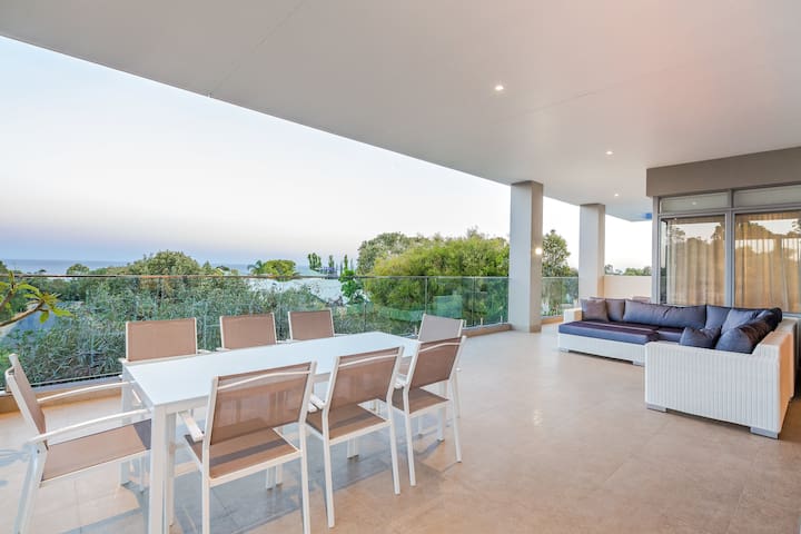 La Vacanza—Luxe Spacious Home with Ocean Views