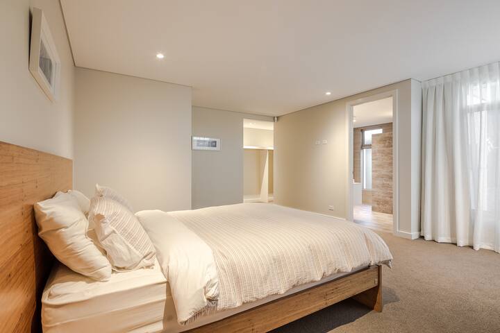 La Vacanza—Luxe Spacious Home with Ocean Views gallery image 3