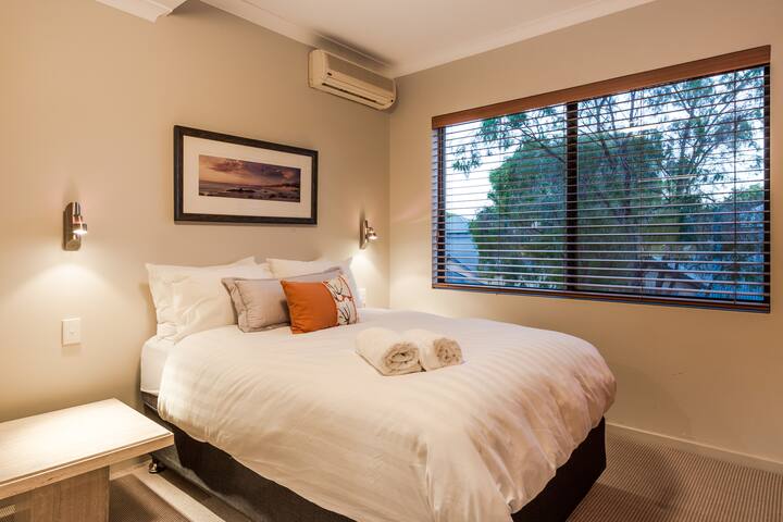 在这个标准双人床尺寸的度假胜地，享受自然光和海岸魅力，享受郁郁葱葱的绿色景观，让您感到舒适和放松。