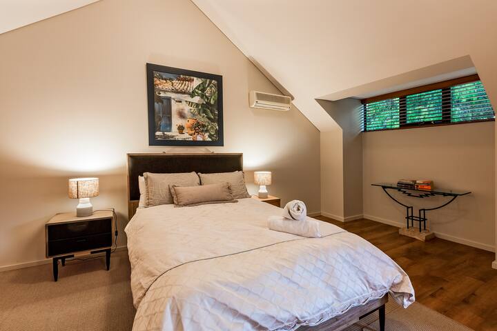 这间双人客房隐藏在楼上，设有私人起居区，非常适合安静时刻或家庭休息。