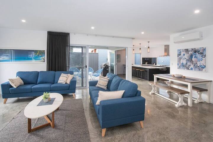 Fantasea- Newly built modern home gallery image 2