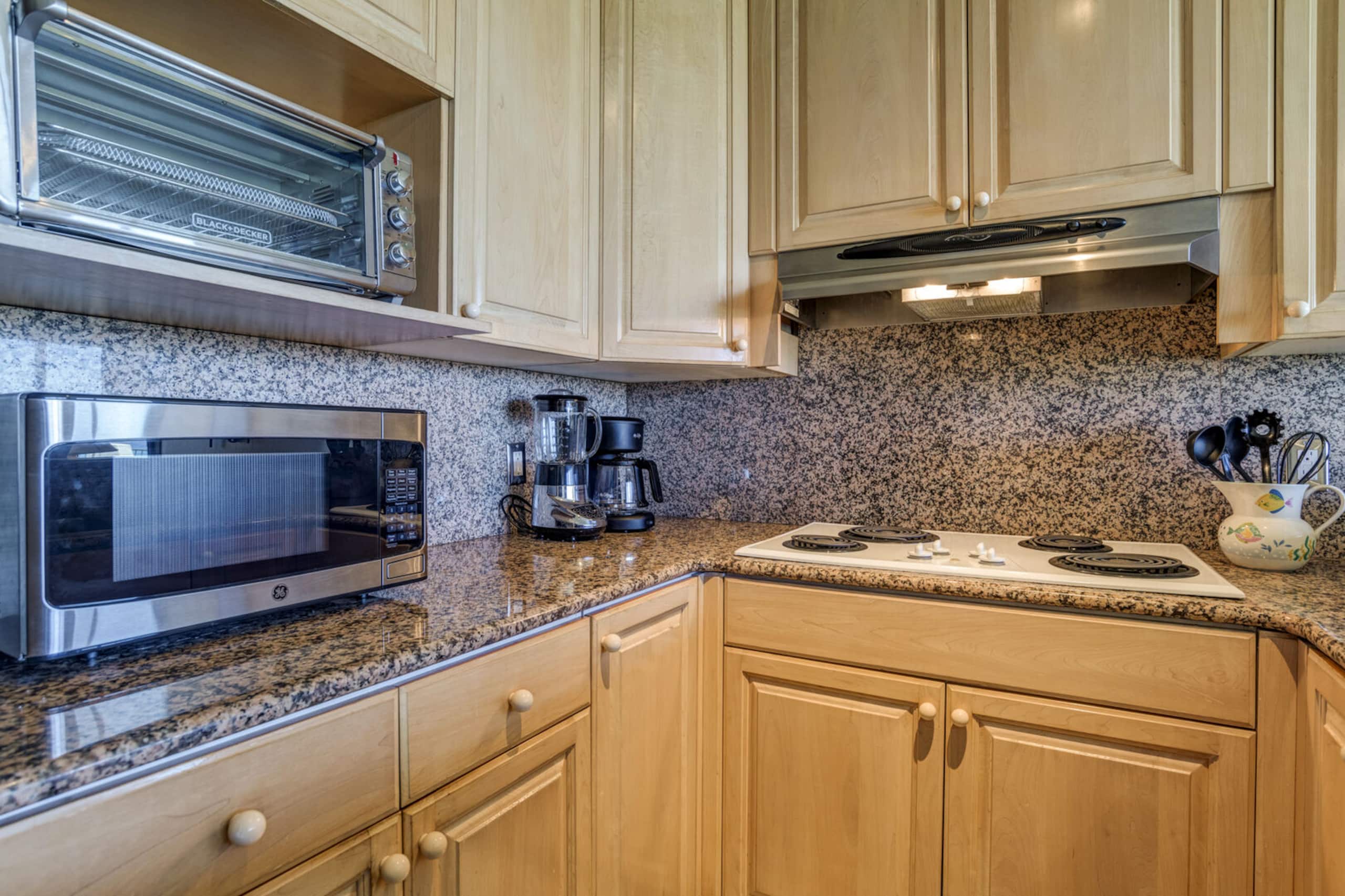 Condo in Lahaina · ★4.72 · 1 bedroom · 2 beds · 1 private bath - Image 11