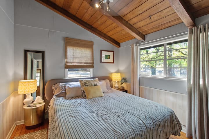 King Tempurpedic bed. Lake views right out the window
