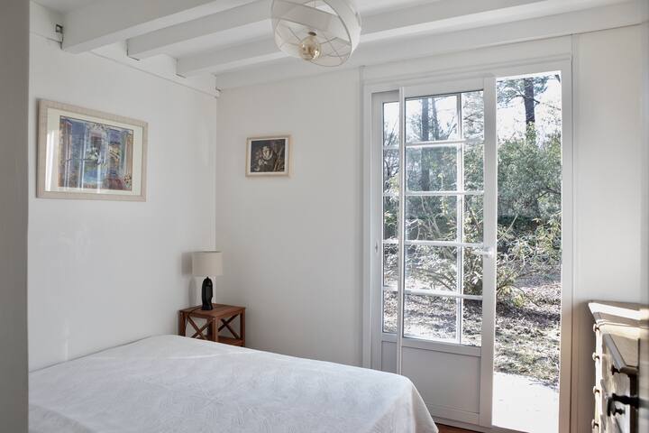 Საძინებელი 1: 140x200 საწოლი, სათავსო და შესასვლელი ბაღში