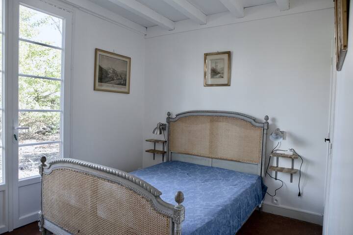 Საძინებელი 2: 140x200 საწოლი, სათავსო და შესასვლელი ბაღთან სახლის წინა მხრიდან