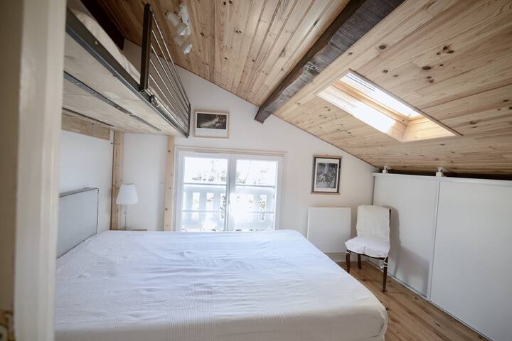 Საძინებელი 4: ორადგილიანი საწოლი 140x190 + ანტრესოლიანი საბავშვო საწოლი + სამუშაო მაგიდა + სათავსო