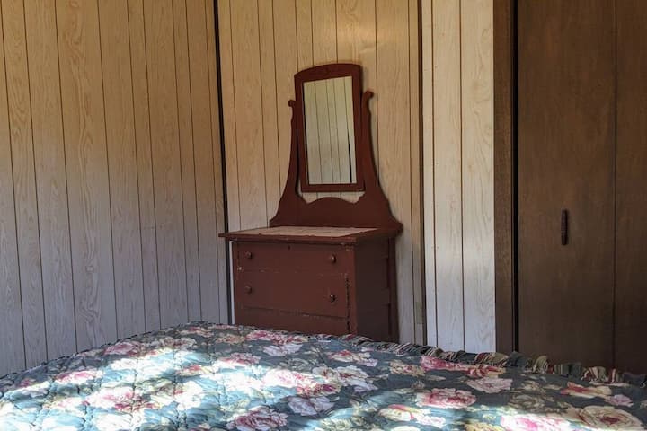 A closest and dresser with ready to storage your swim trunks and bikinis :-) 