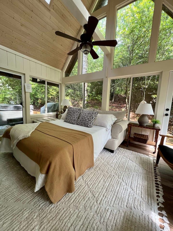 მზით განათებული საძინებელი, რომლიდანაც იშლება ხედი ტყეზე და შეგიძლიათ დილის ნელი და მყუდრო დაწყება.