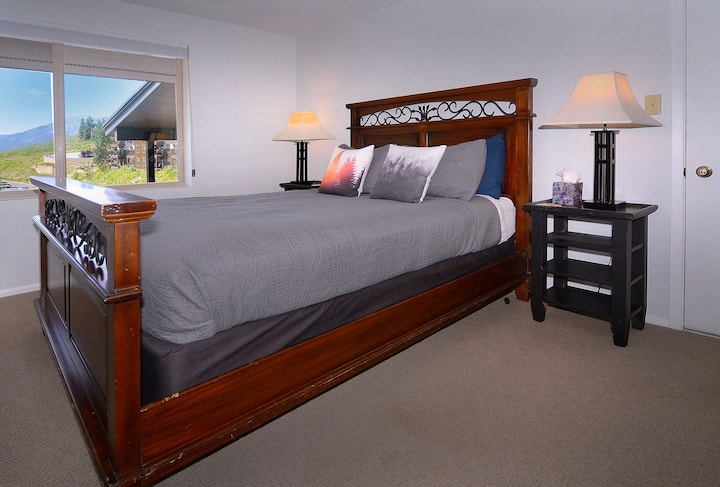 Quarto de hóspedes 2 com cama queen size, banheiro privativo