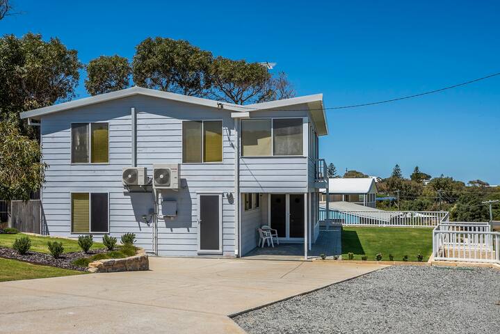 Seaclusion Cottage – Modern renovated beach house