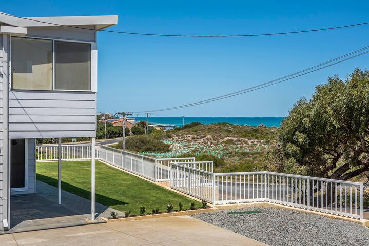 Seaclusion Cottage – Modern renovated beach house gallery image 2