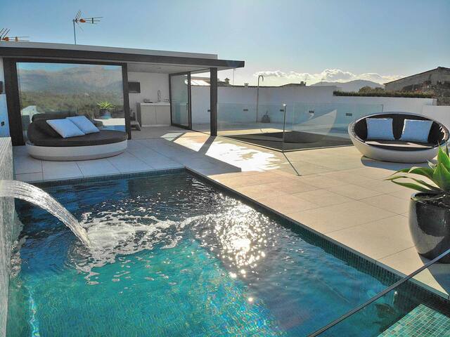 Luxury Villa with pool, jacuzzi & panoramic views gallery image 3
