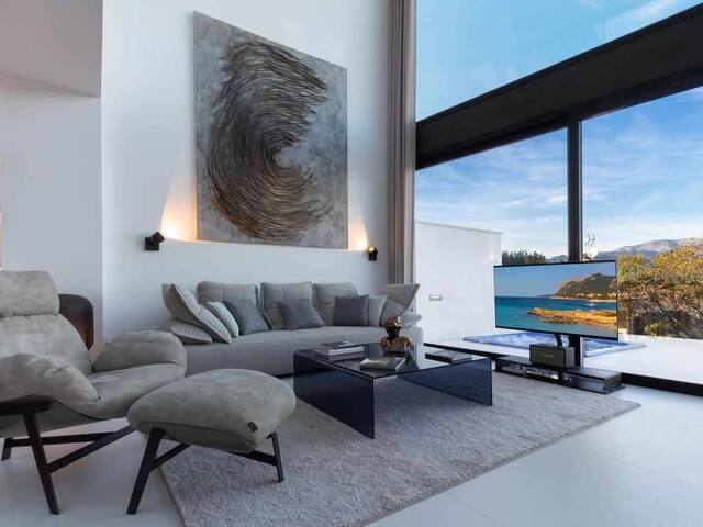 Luxury Villa with pool, jacuzzi & panoramic views gallery image 2