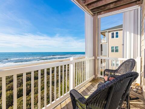 Oceanfront Gem: Pools/Hot Tub, Beach and Beyond