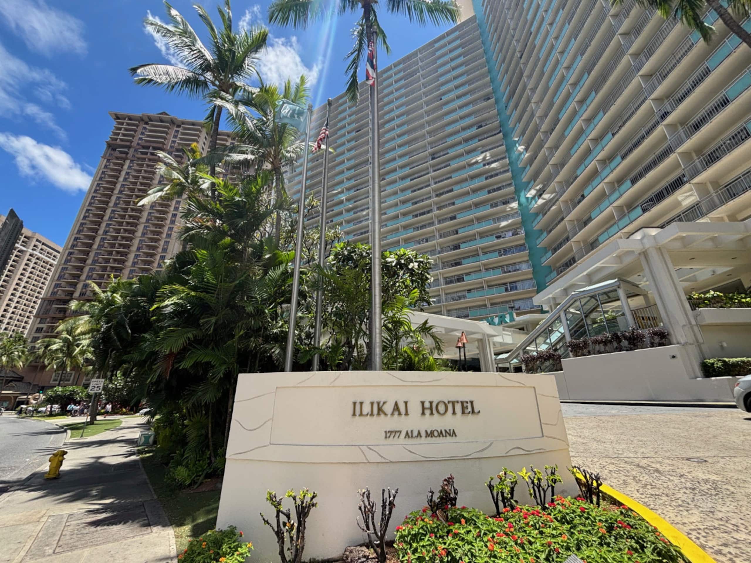 Condo in Honolulu · ★4.44 · 2 bedrooms · 4 beds · 2 private baths - Image 4