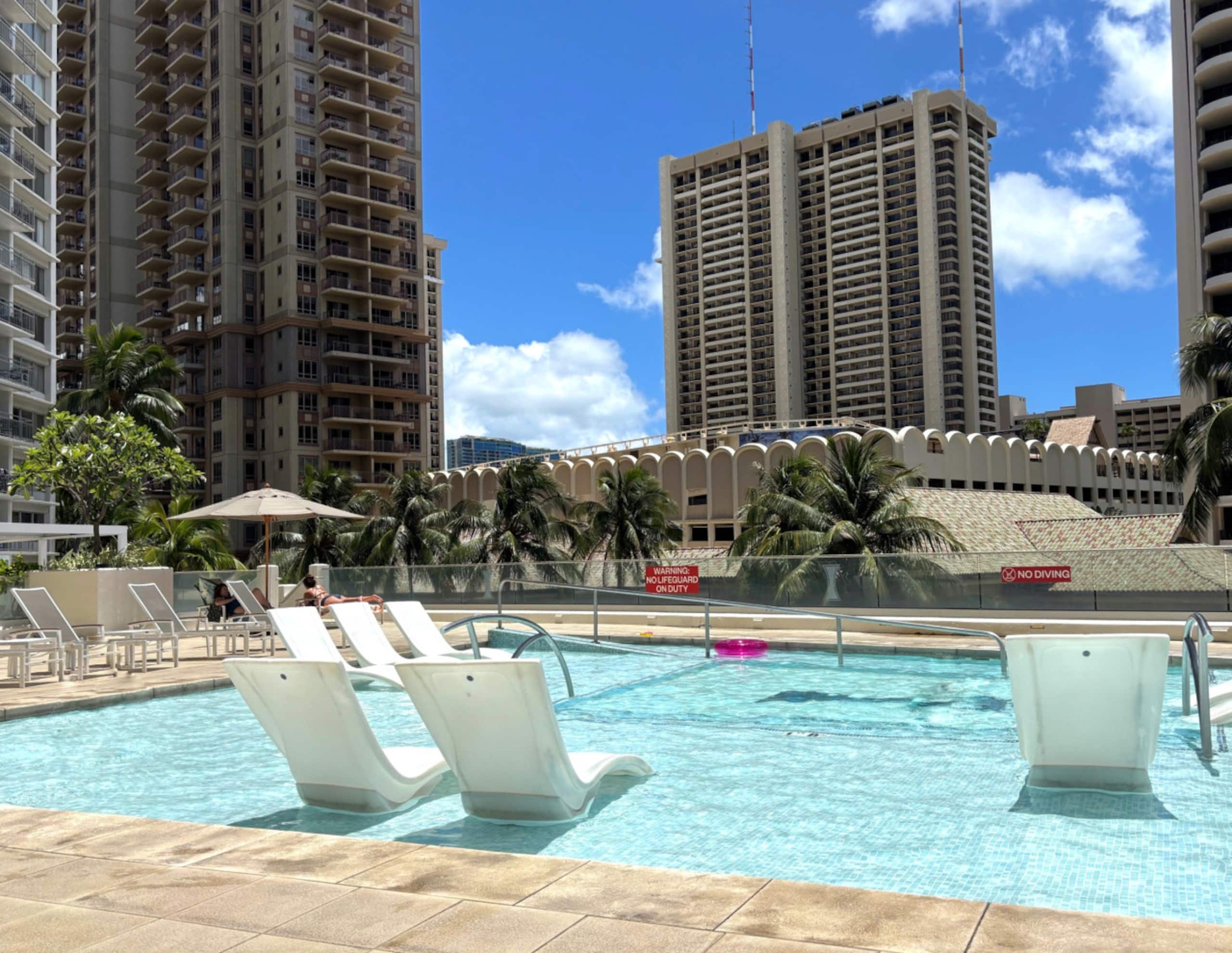 Condo in Honolulu · ★4.44 · 2 bedrooms · 4 beds · 2 private baths - Image 3