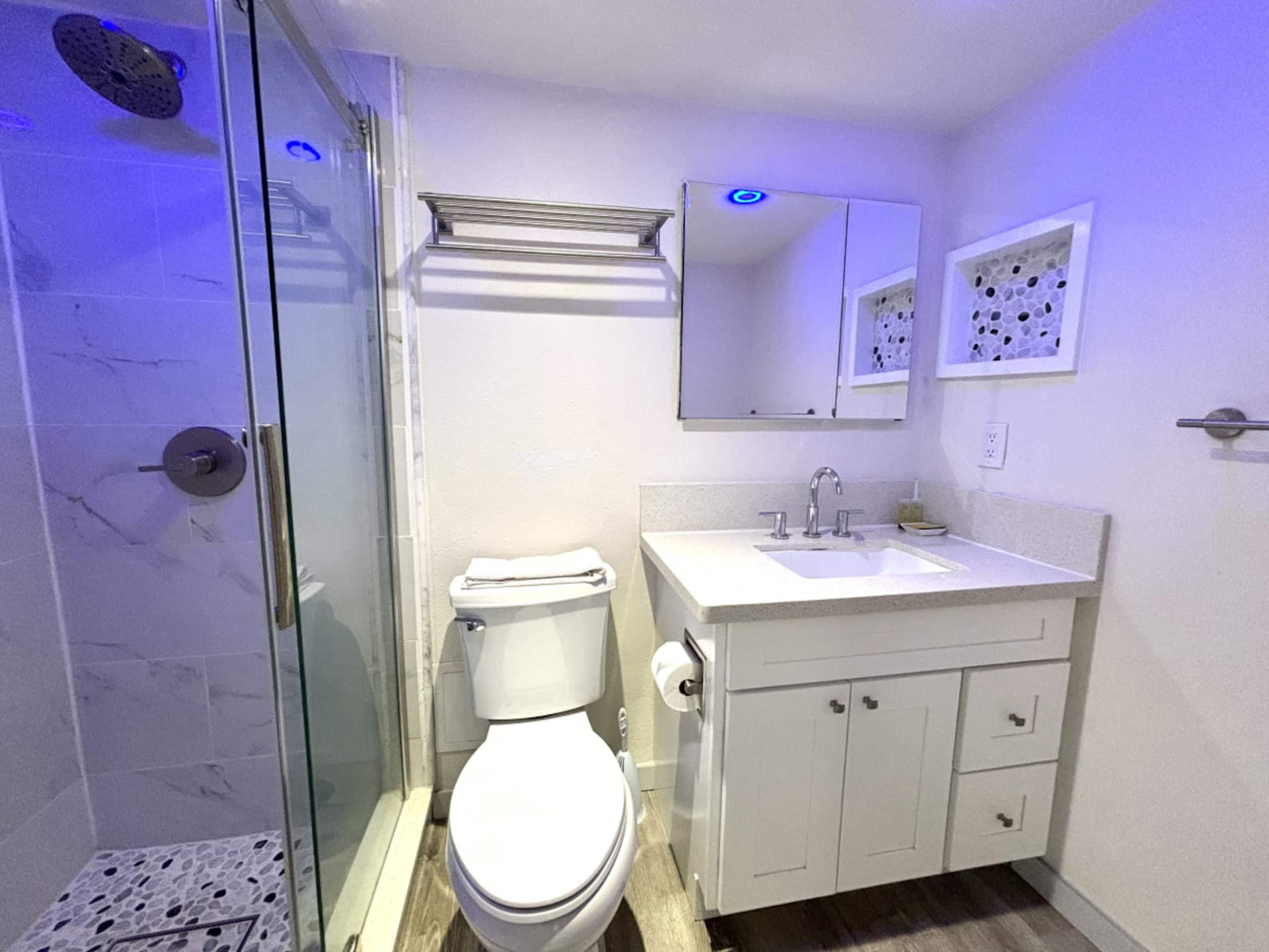 Condo in Honolulu · ★4.44 · 2 bedrooms · 4 beds · 2 private baths - Image 12