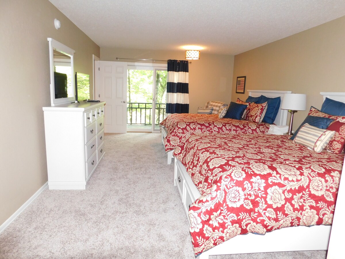 Lower Right Bedroom- 2 Queen Beds