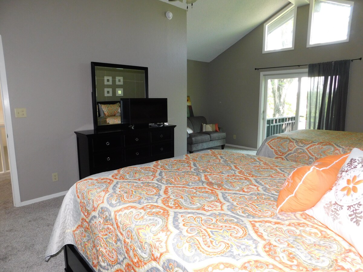 Upstairs Bedroom- 2 Queen Beds