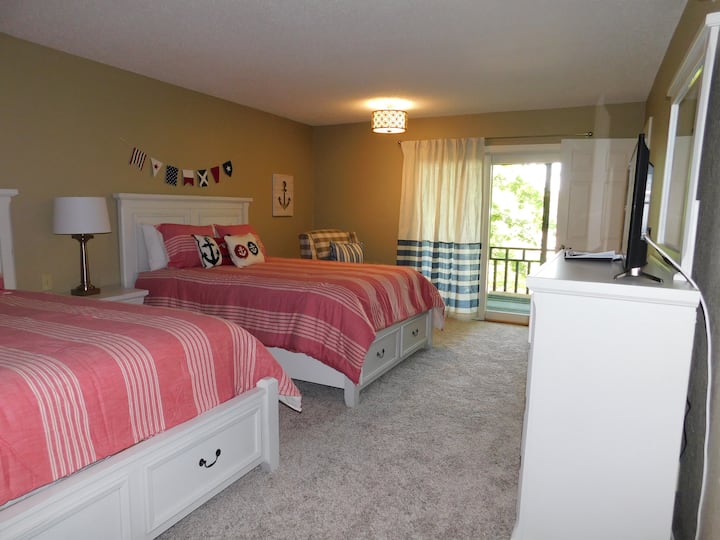 Dormitorio inferior izquierdo: 2 camas tamaño queen