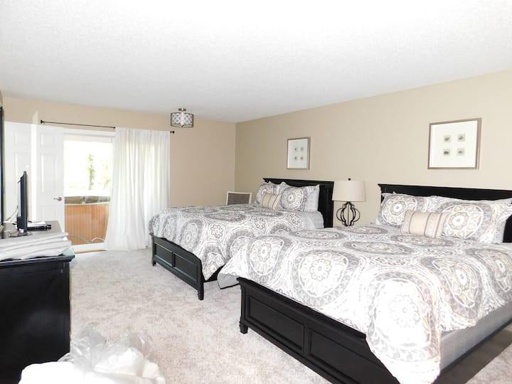 Dormitorio en el piso principal: 2 camas tamaño queen
