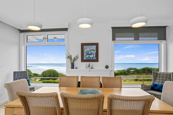 Mavi Beach House – Stylish home opposite beach