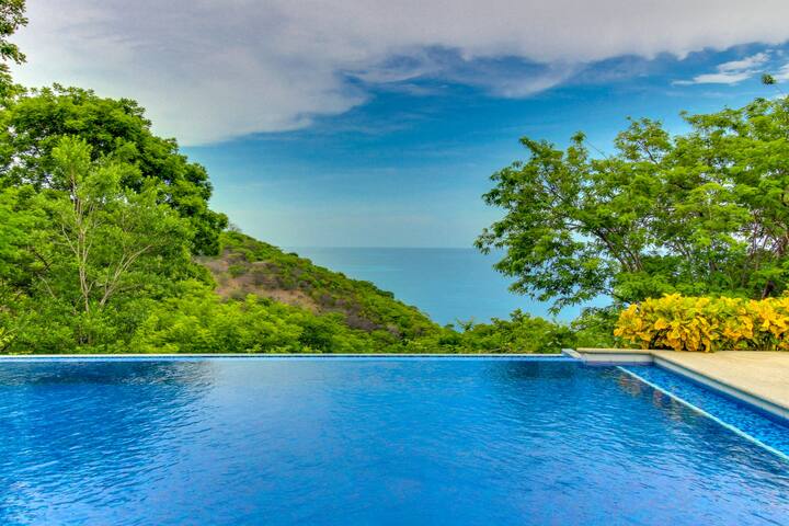 3BR Oceanview Bahia Pez Vela Resort | Balcony