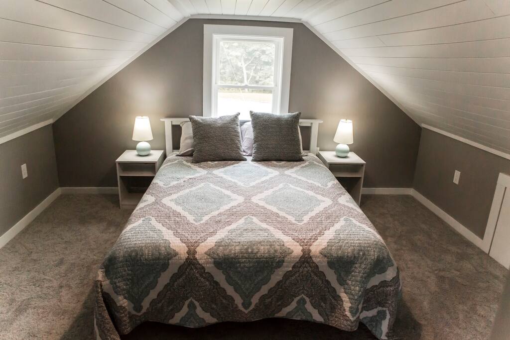 Spavaća soba na katu - bračni krevet (160x200)