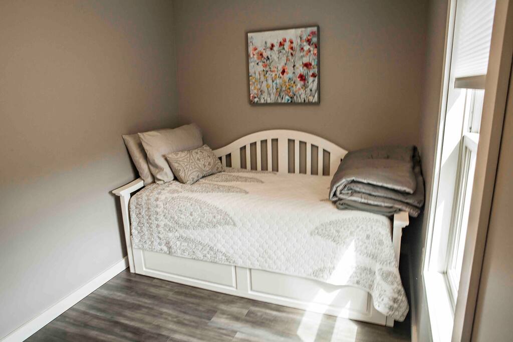 Rezervna soba na prvom katu s krevetom na rasklapanje. 