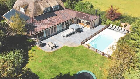 Beautiful villa with heated Pool and jacuzzi